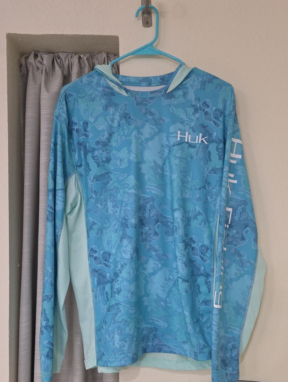 Huk Men’s Aqua Blue Camo Long-Sleeve Swim Hybrid